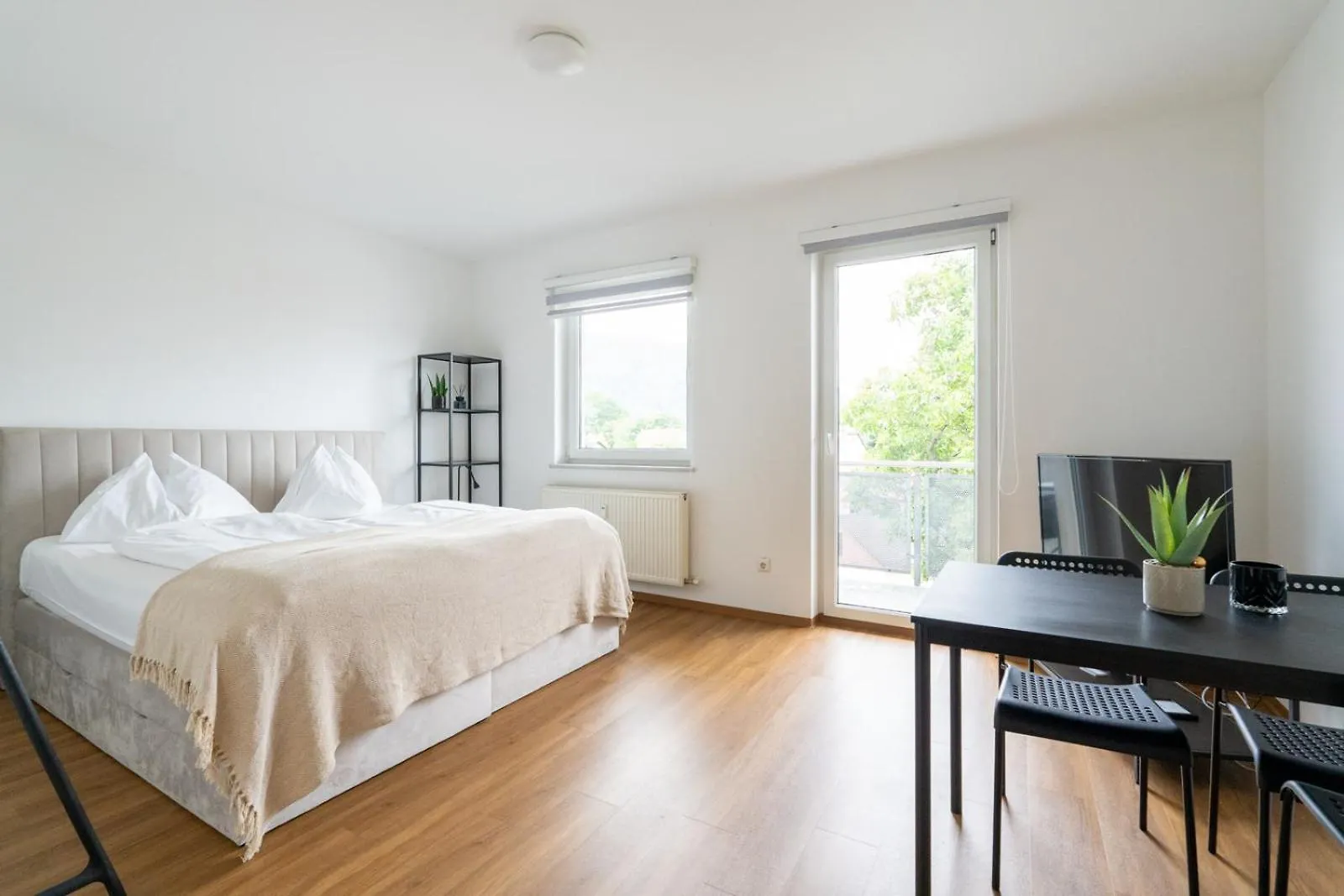 Sonniges Apartment Mit Balkon contacts